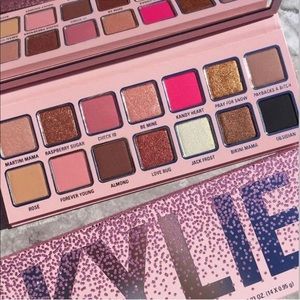 Kylie 2019 Holiday Collection Eyeshadow Palette Kylie Cosmetics Makeup Eyeshadow